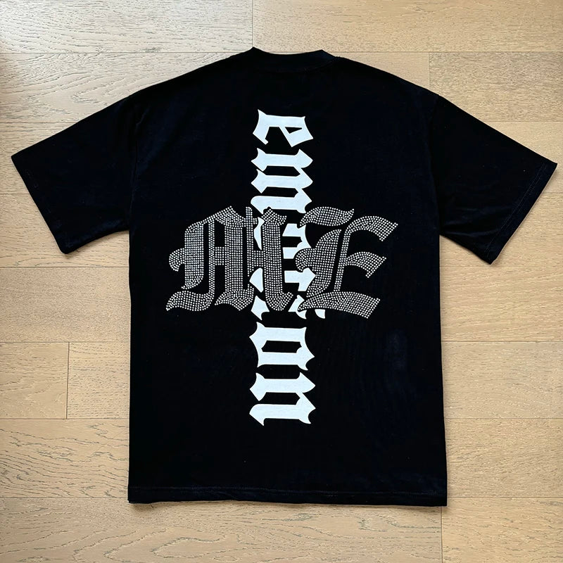 "Camiseta Unisex con estampado de Ángel, mezcla de tejidos, ideal para el streetwear en pareja. Cuello redondo, manga corta y un diseño moderno para brillar en verano."