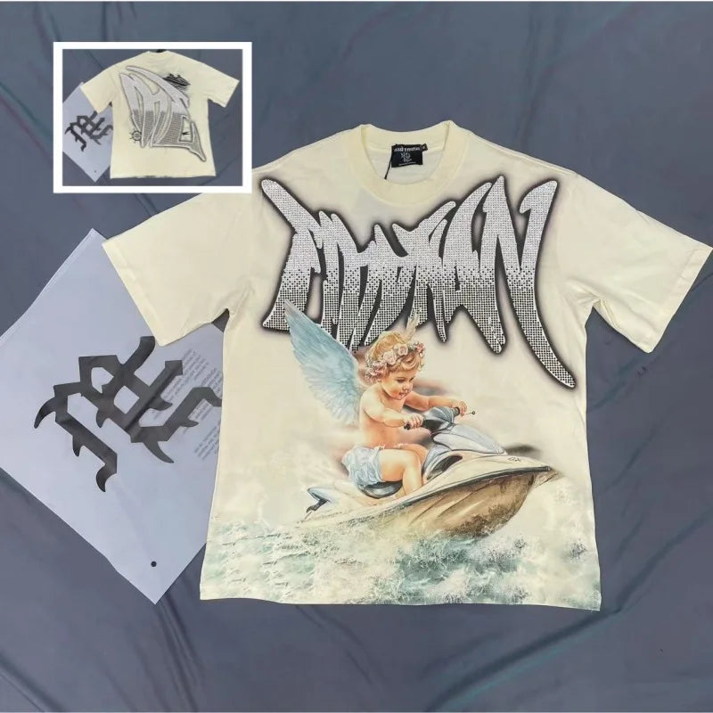 "Camiseta Unisex con estampado de Ángel, mezcla de tejidos, ideal para el streetwear en pareja. Cuello redondo, manga corta y un diseño moderno para brillar en verano."