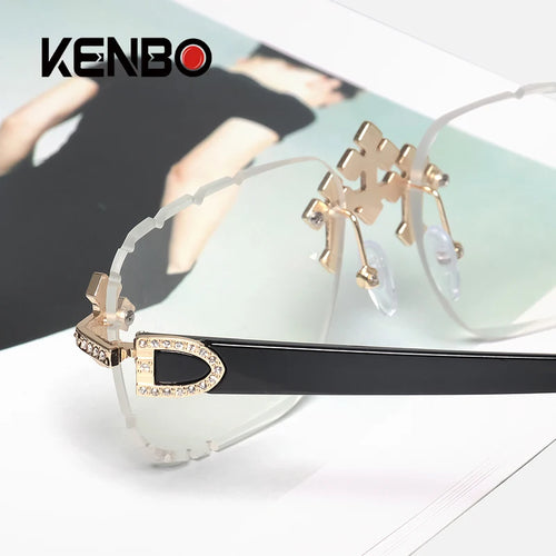 "GAFAS DE SOL CON PIEDRAS BRILLANTES", o "GAFAS CON DIAMANTES SIMULADOS"