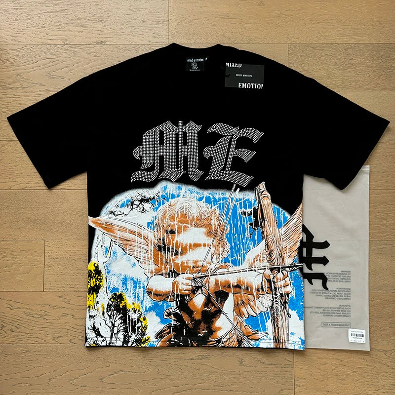 "Camiseta Unisex con estampado de Ángel, mezcla de tejidos, ideal para el streetwear en pareja. Cuello redondo, manga corta y un diseño moderno para brillar en verano."