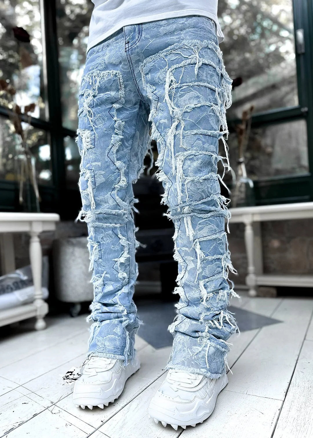 "Pantalones Vaqueros Hip Hop, Ajuste Regular, Estilo Urbano con Detalles Desgastados y Parches. Perfectos para un look callejero y moderno."