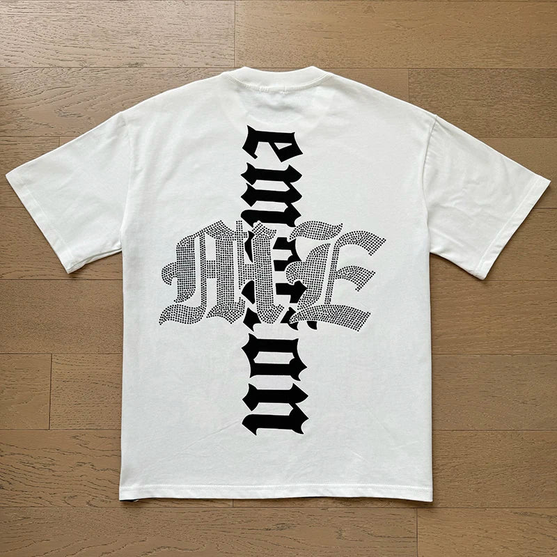 "Camiseta Unisex con estampado de Ángel, mezcla de tejidos, ideal para el streetwear en pareja. Cuello redondo, manga corta y un diseño moderno para brillar en verano."