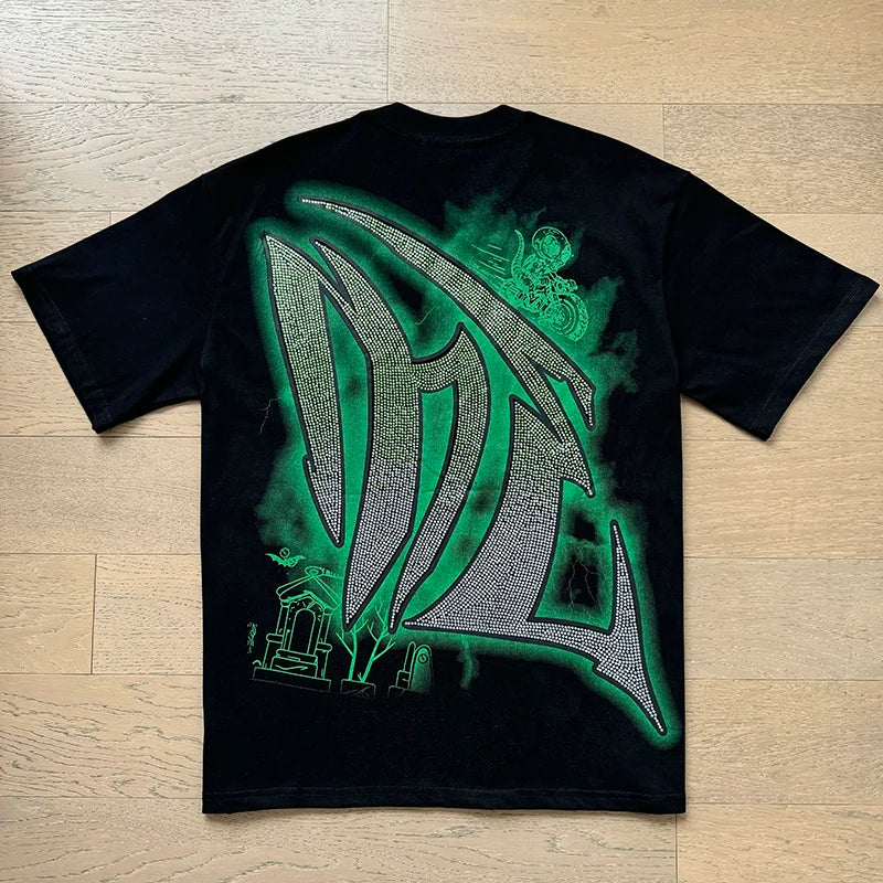"Camiseta Unisex con estampado de Ángel, mezcla de tejidos, ideal para el streetwear en pareja. Cuello redondo, manga corta y un diseño moderno para brillar en verano."