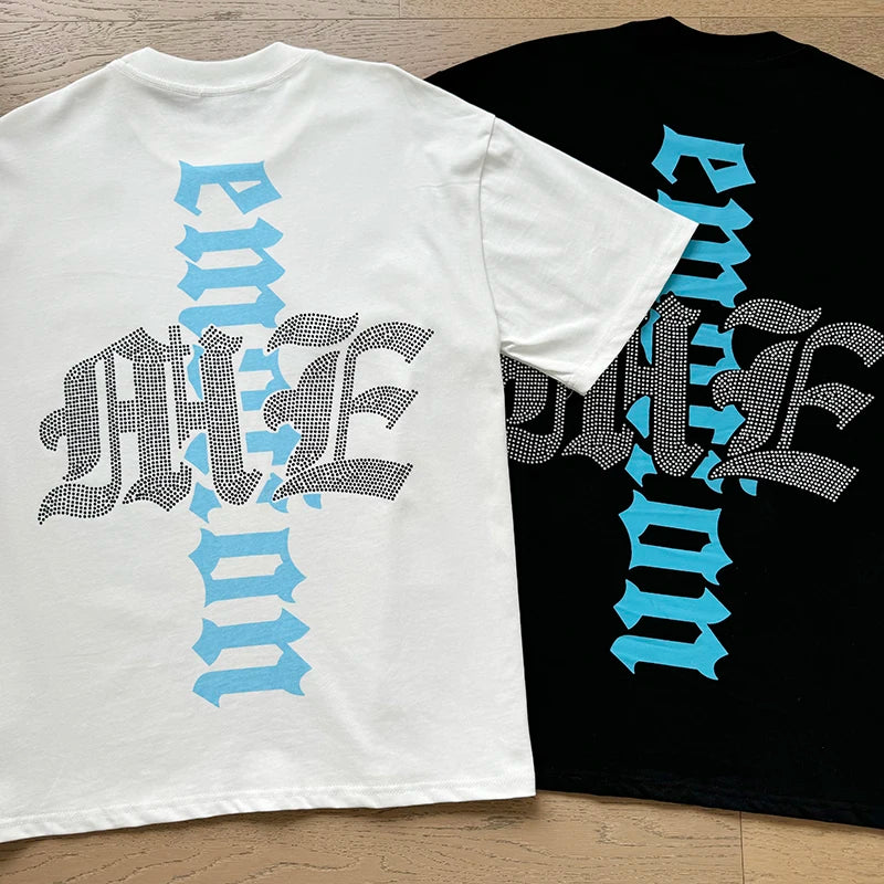 "Camiseta Unisex con estampado de Ángel, mezcla de tejidos, ideal para el streetwear en pareja. Cuello redondo, manga corta y un diseño moderno para brillar en verano."