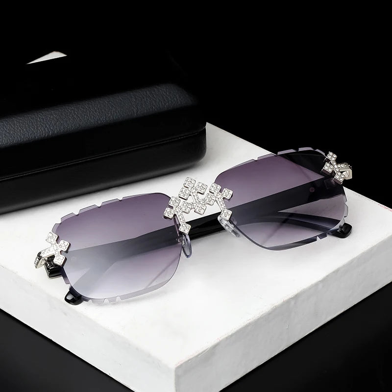 "GAFAS DE SOL CON PIEDRAS BRILLANTES", o "GAFAS CON DIAMANTES SIMULADOS"