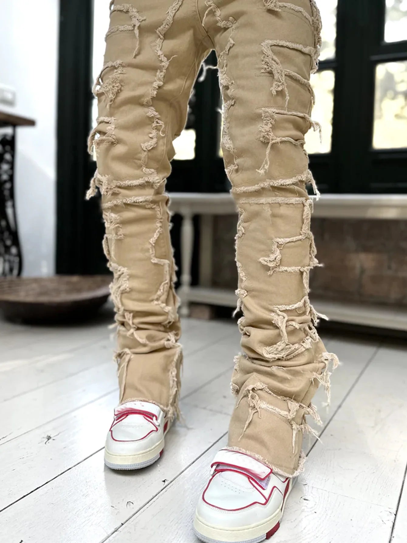 "Pantalones Vaqueros Hip Hop, Ajuste Regular, Estilo Urbano con Detalles Desgastados y Parches. Perfectos para un look callejero y moderno."