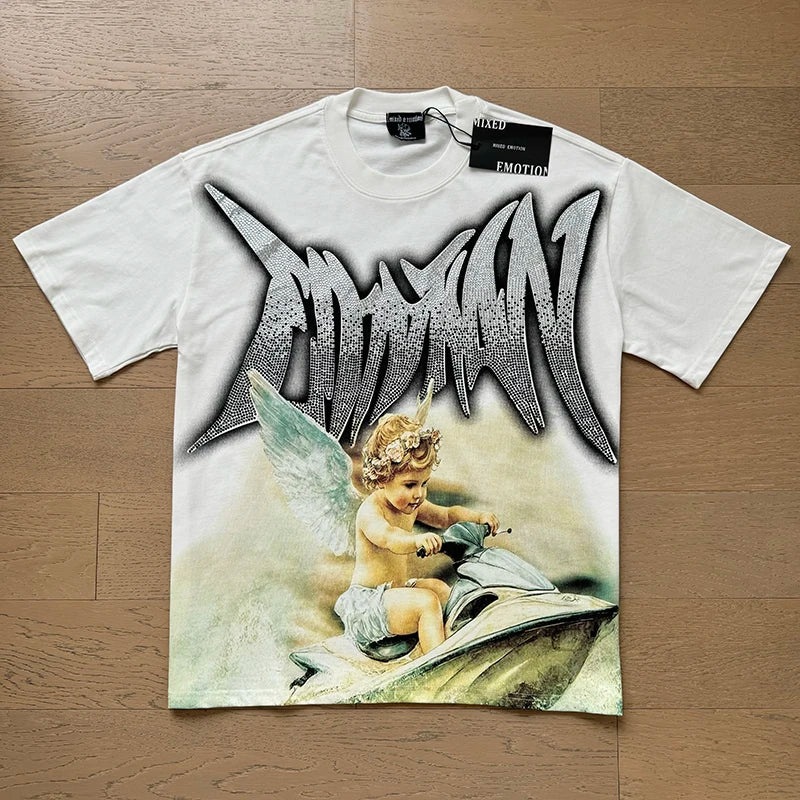 "Camiseta Unisex con estampado de Ángel, mezcla de tejidos, ideal para el streetwear en pareja. Cuello redondo, manga corta y un diseño moderno para brillar en verano."