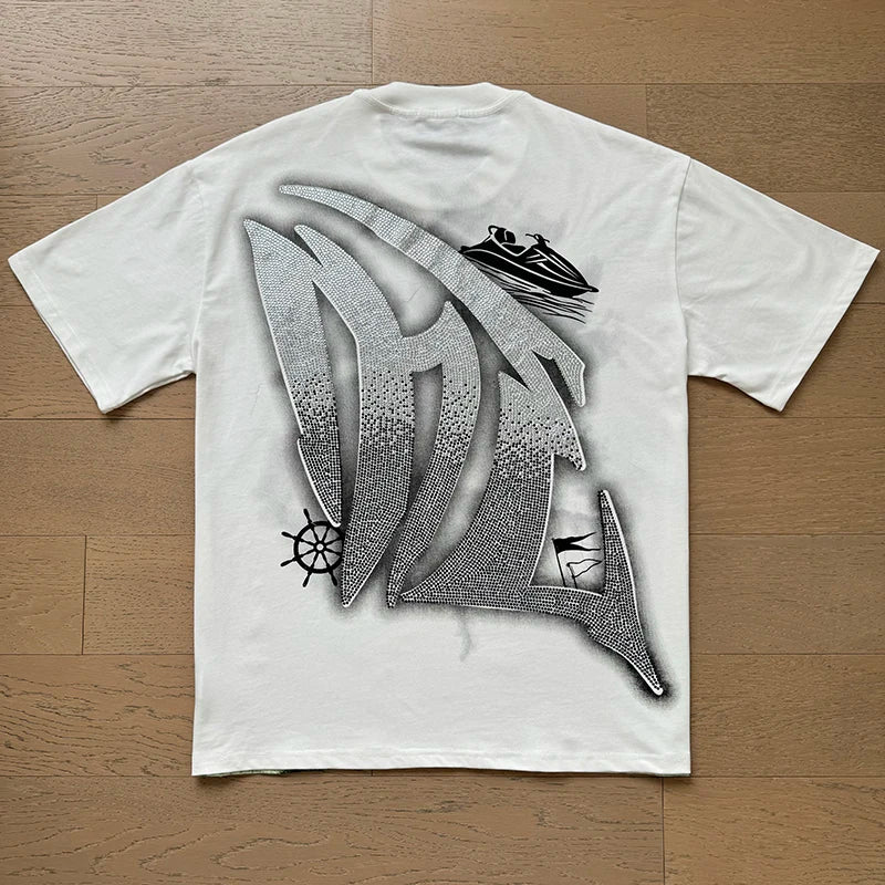 "Camiseta Unisex con estampado de Ángel, mezcla de tejidos, ideal para el streetwear en pareja. Cuello redondo, manga corta y un diseño moderno para brillar en verano."