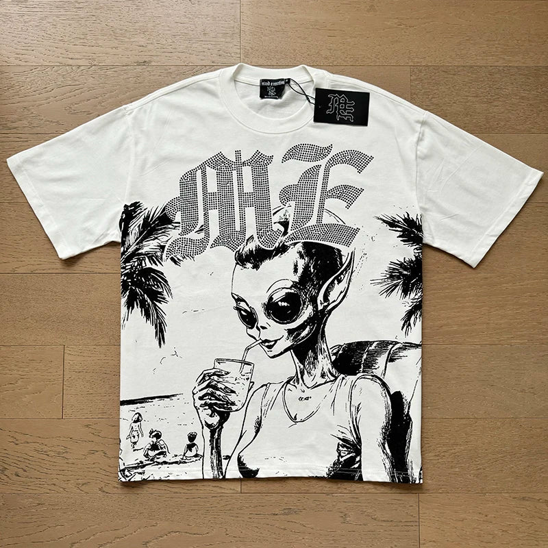 "Camiseta Unisex con estampado de Ángel, mezcla de tejidos, ideal para el streetwear en pareja. Cuello redondo, manga corta y un diseño moderno para brillar en verano."