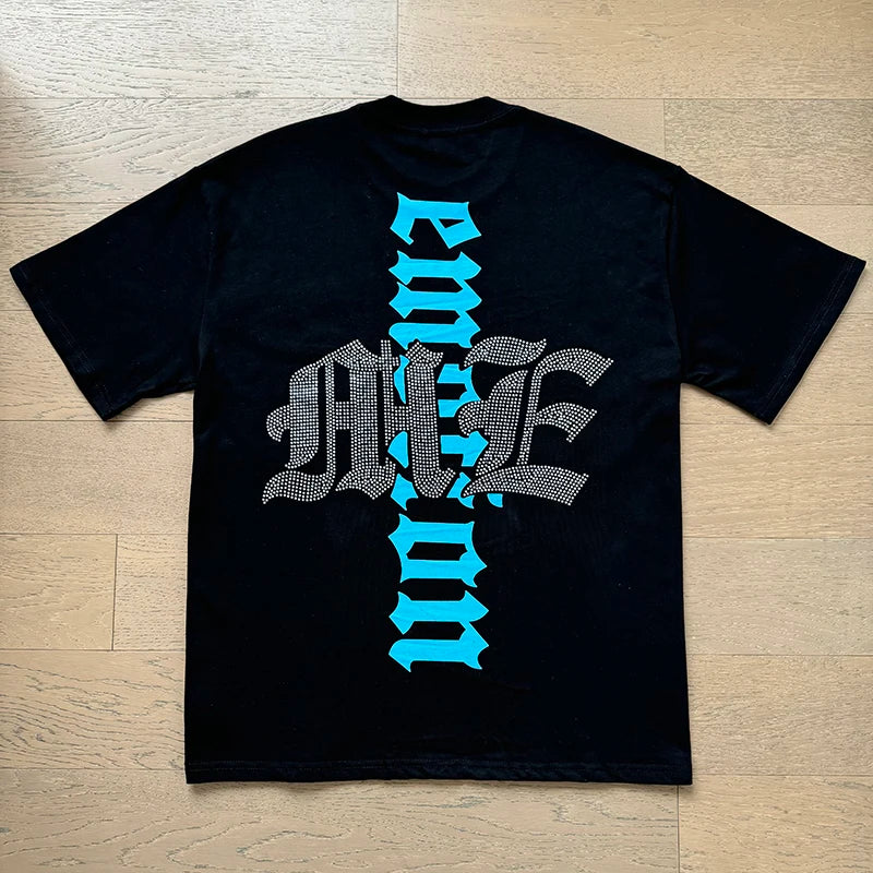 "Camiseta Unisex con estampado de Ángel, mezcla de tejidos, ideal para el streetwear en pareja. Cuello redondo, manga corta y un diseño moderno para brillar en verano."