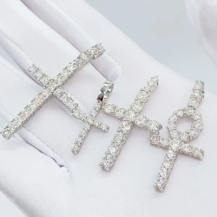 MEDALLA CRUZ ICED OUT DE PLATA 925 CON MOISSANITA VVS.💎