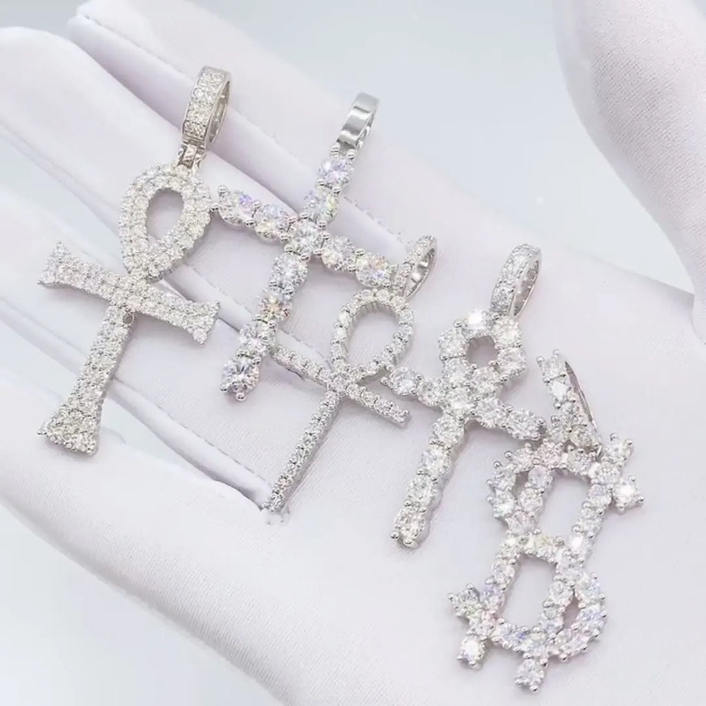 MEDALLA CRUZ ICED OUT DE PLATA 925 CON MOISSANITA VVS.💎