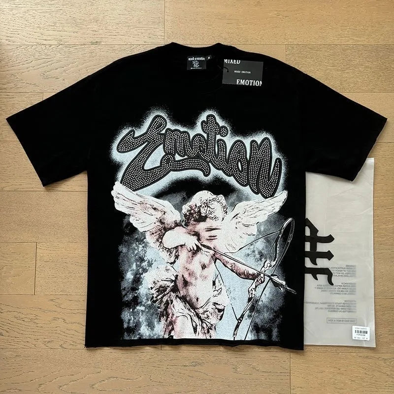 "Camiseta Unisex con estampado de Ángel, mezcla de tejidos, ideal para el streetwear en pareja. Cuello redondo, manga corta y un diseño moderno para brillar en verano."