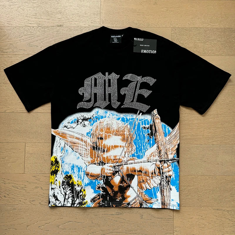 "Camiseta Unisex con estampado de Ángel, mezcla de tejidos, ideal para el streetwear en pareja. Cuello redondo, manga corta y un diseño moderno para brillar en verano."