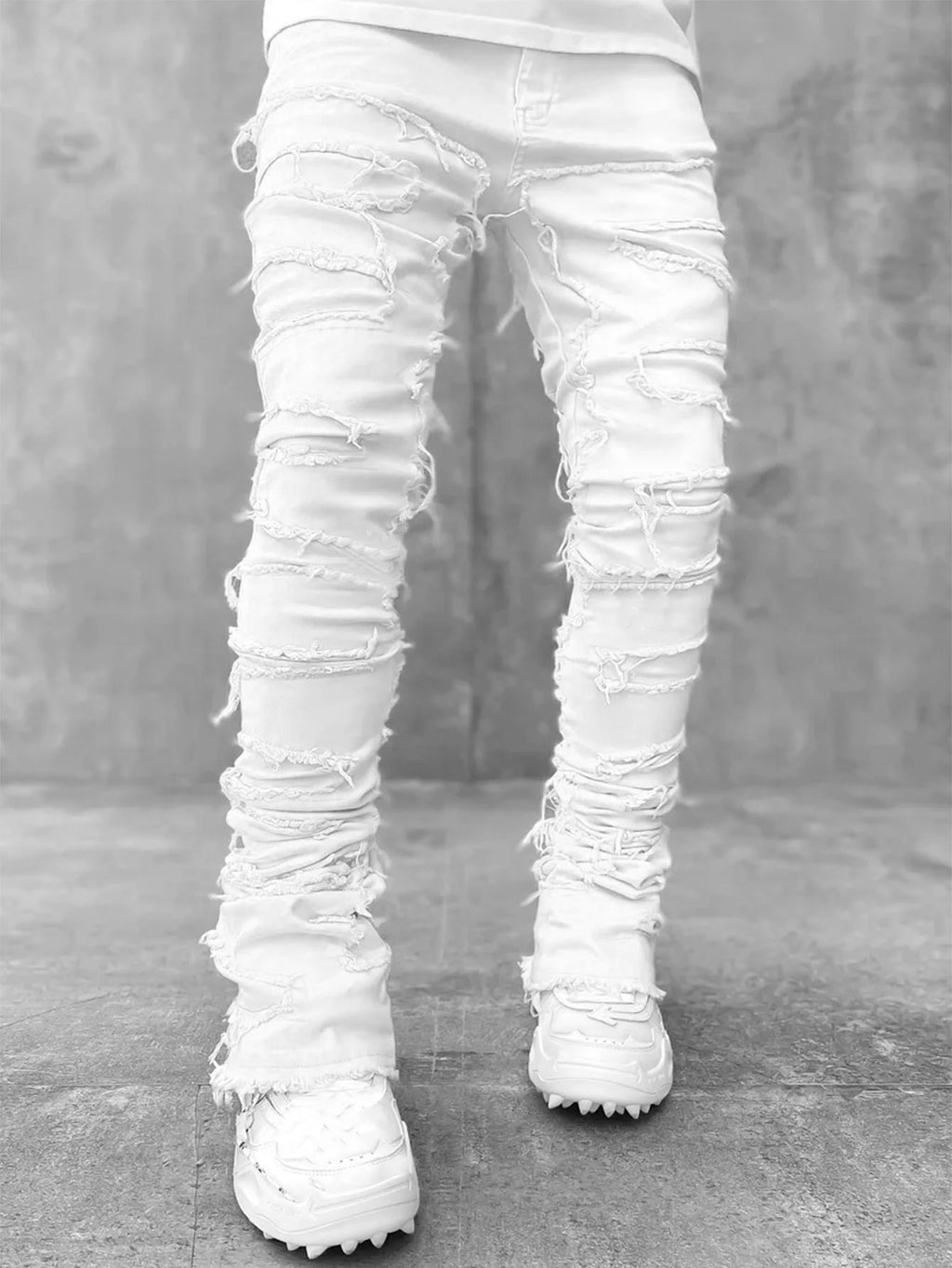 "Pantalones Vaqueros Hip Hop, Ajuste Regular, Estilo Urbano con Detalles Desgastados y Parches. Perfectos para un look callejero y moderno."