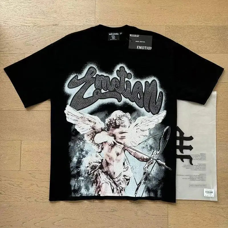 "Camiseta Unisex con estampado de Ángel, mezcla de tejidos, ideal para el streetwear en pareja. Cuello redondo, manga corta y un diseño moderno para brillar en verano."