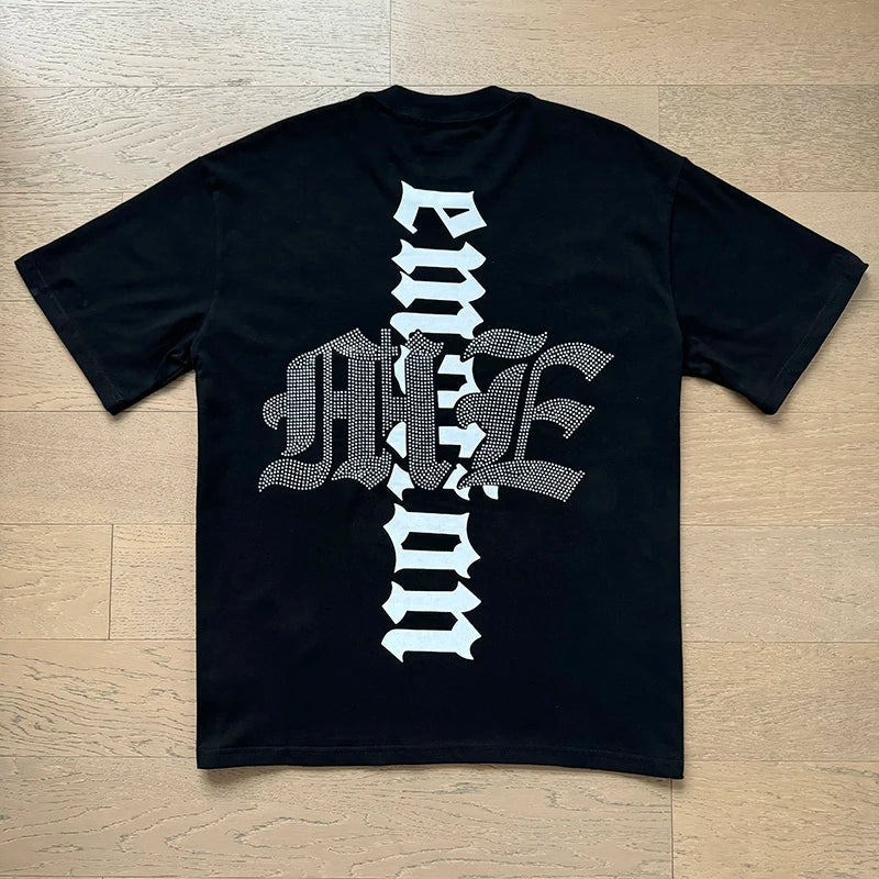 "Camiseta Unisex con estampado de Ángel, mezcla de tejidos, ideal para el streetwear en pareja. Cuello redondo, manga corta y un diseño moderno para brillar en verano."