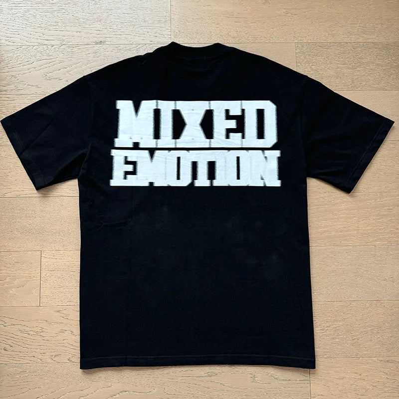 "Camiseta Unisex con estampado de Ángel, mezcla de tejidos, ideal para el streetwear en pareja. Cuello redondo, manga corta y un diseño moderno para brillar en verano."